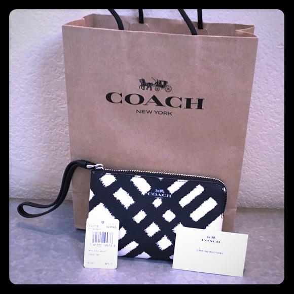 Coach Handbags - 🆕Sale🎉 Coach Wristlet